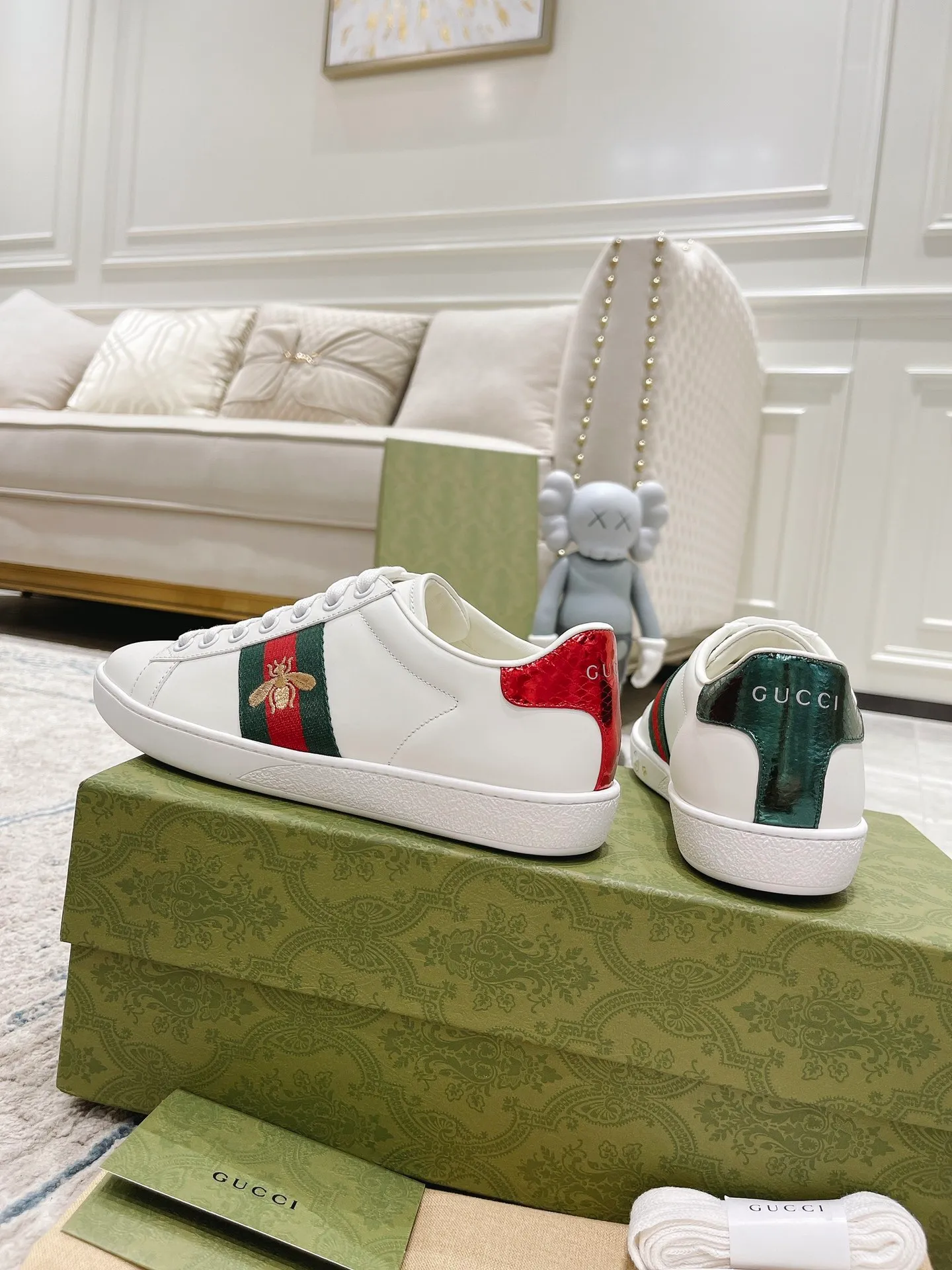 👟👟Ex-factory price 440👟👟 Women's shoe factory GUCCi's latest anti-counterfeiting line classic sports lace-up white shoes for couples ☝︎57 layouts of the whole series are shipped with high quality★ Color matching is being updated continuously... 🔥Look for our upgraded version quality, original mold opening ✔️Original last shape ✔ Everything is authentic from the inside out🥊 🍬Material: 🔸The upper is made of Italian cowhide imported from the original factory. The comfort and softness are higher than ordinary cowhide from domestic factories. ➕Full cowhide lining and foot pads. The lining adopts the same lasting method as the original. The midsole is also printed with double G and the insole is also original molded. 3D craftsmanship❗���Different from ordinary products in the market❗️➕The outsole adopts the original high-density one-to-one sole➕⚠️The snakeskin tail is consistent with the authentic color, and the real snakeskin is a small piece➕🗯The embroidered patches are also authentic. After disassembly, each color comparison is accurate before shipment‼ ️ Shoe size: Female 35-40 Male 39-44
